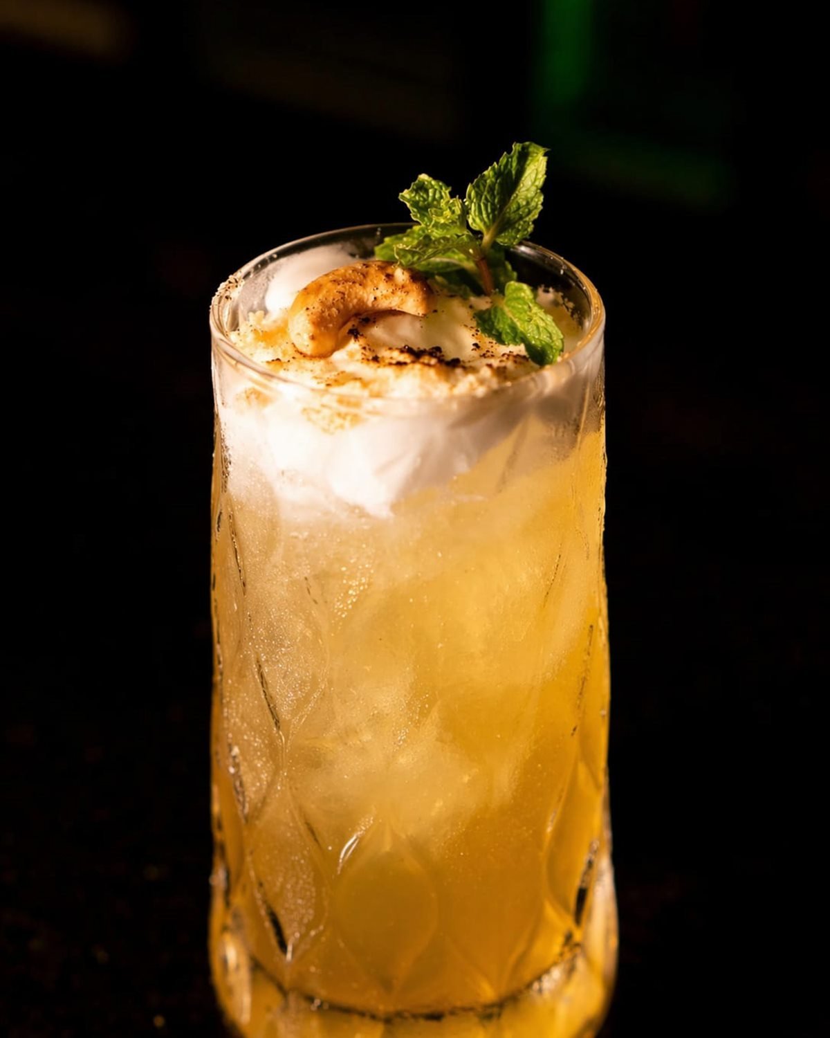 Drink autoral com espuma e hortelã servido em copo alto